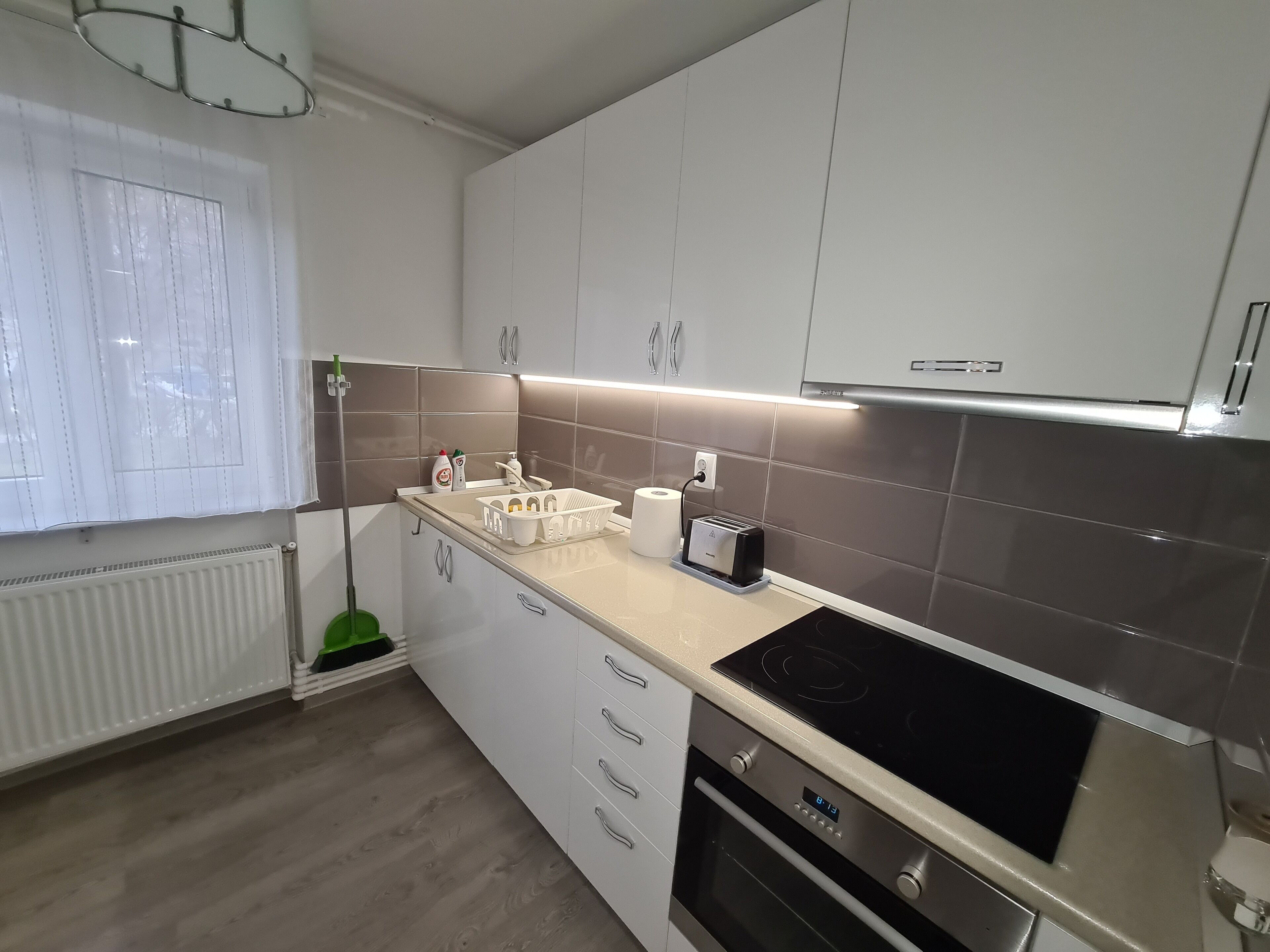 Køleskab, mikrobølgeovn, kogeplade, opvaskemaskine