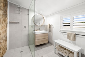 Combined shower/bathtub, hair dryer, towels, soap