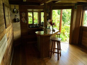 Frigorífico, placa de cocina, cafetera o tetera y hervidor eléctrico