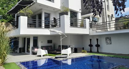 PRIVATE Family VILLA with jakuzzi & swimming pool