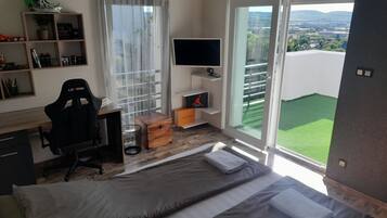 4 bedrooms, desk, iron/ironing board, travel cot