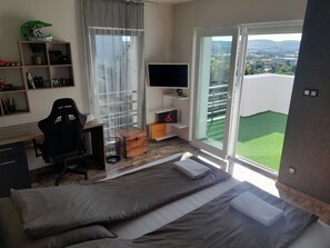 4 Schlafzimmer, Schreibtisch, Bügeleisen/Bügelbrett, Reisekinderbett