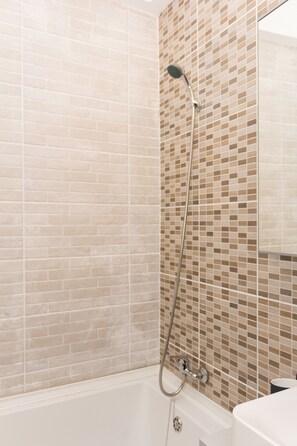 Combined shower/bathtub, hair dryer, towels