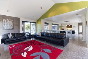 Una televisión, una chimenea, un reproductor de DVD, una oficina