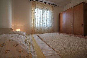 Apartment, 2 Bedrooms | 2 bedrooms, desk, free WiFi, bed sheets