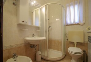 Apartment, 2 Bedrooms | Bathroom | Shower, bidet, towels, soap