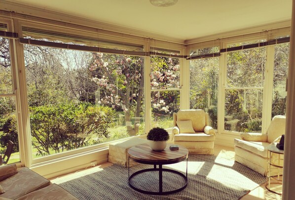 Téléviseur connecté, foyer, livres, chaîne audio