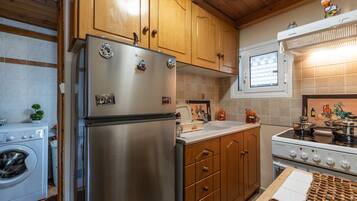 Fridge, oven, stovetop, coffee/tea maker