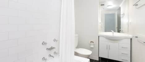 Une salle de bain moderne avec une baignoire, des toilettes et un lavabo.