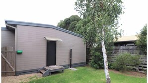 Ein eingeschossiges Gebäude mit überdachter Veranda und kleiner Empfangshalle.