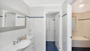 Douche, sĂšche-cheveux, serviettes fournies, savon