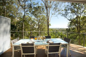 Outdoor dining - A boutique house situated in Buderim, Arabella is your home away from home. (Buderim)