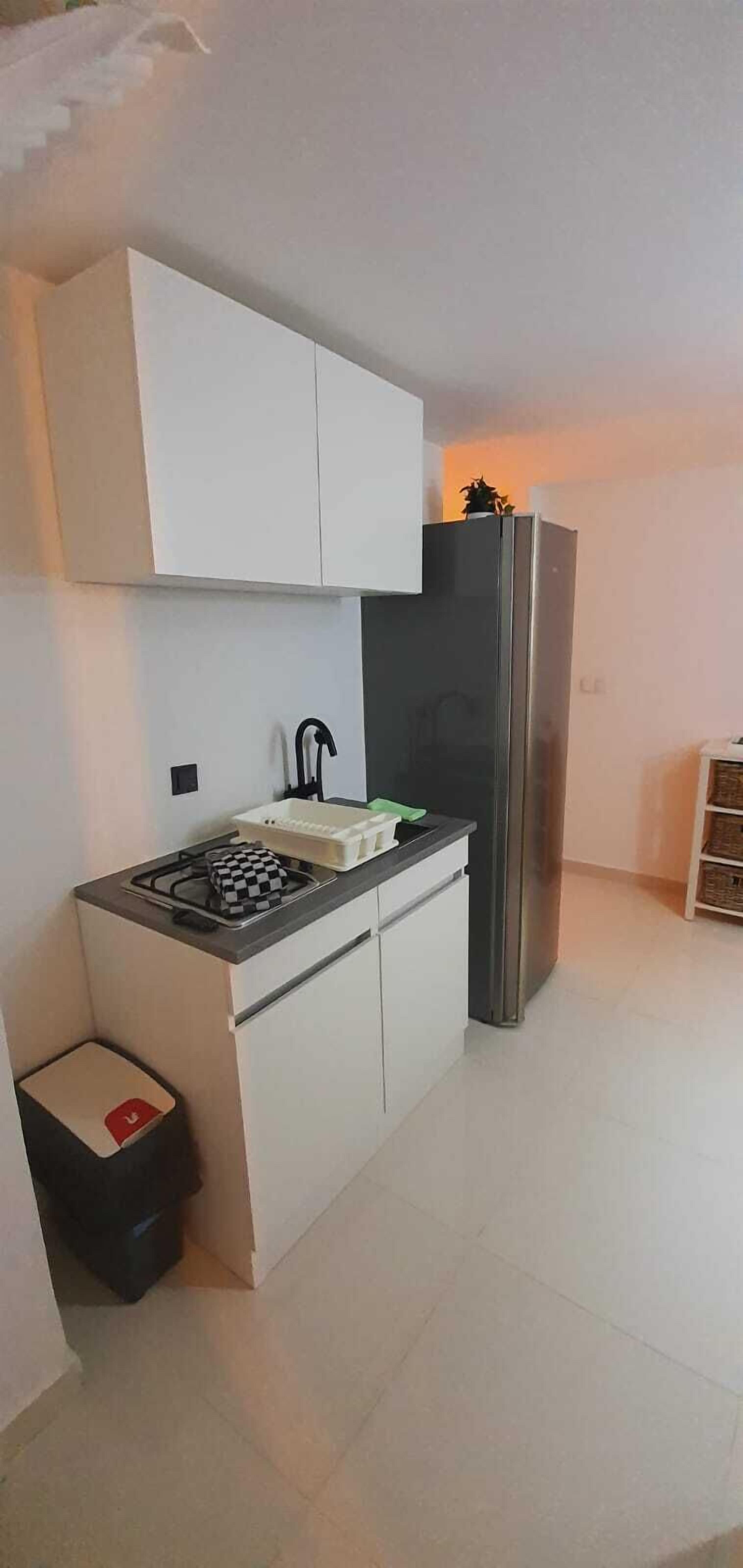 Een koelkast, een magnetron, een koffiezetapparaat/waterkoker