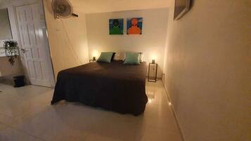 1 quarto, acesso à internet, roupa de cama