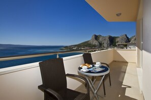 Outdoor dining - Panoramic view, swimming pool, 9 bedrooms, fitness,  7 bathrooms, 16 persons (Omiš)