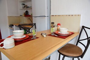 Kühlschrank, Herdplatte, Wasserkocher mit Kaffee-/Teezubehör, Mixer