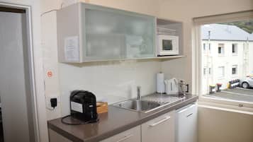 KĂŒhlschrank, Mikrowelle, Herdplatte, Wasserkocher mit Kaffee-/Teezubehör