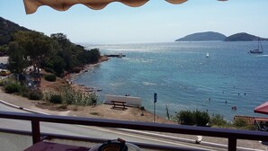 Une vue sur la côte, avec un banc et une route.