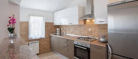Fridge, oven, stovetop, coffee/tea maker