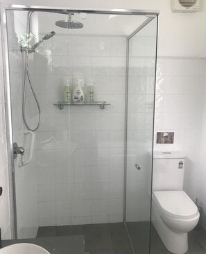Een bad, een bubbelbad, milieuvriendelijke toiletartikelen