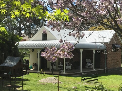 Romantic luxury close to town, fine food dining and wineries. EV charger.