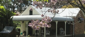 Romantic luxury close to town, fine food dining and wineries. EV charger.