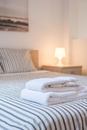 2 chambres, fer et planche à repasser, Wi-Fi gratuit, draps fournis