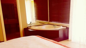 Apartamento luxo, 2 quartos | Espaço de trabalho para notebook, cortinas blackout