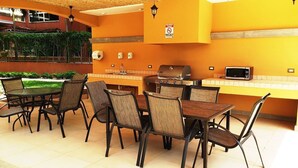 Apartamento luxo, 2 quartos | Área para churrasco/piquenique