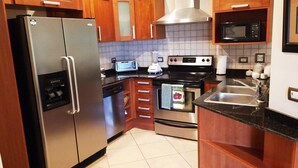 Apartamento luxo, 2 quartos | Cozinha privada | Geladeira grande, micro-ondas, fogão, lava-louças