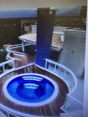 Alberca al aire libre y alberca climatizada