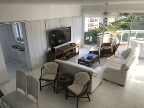 TV, Netflix, DVD player, table football - Amazing Beachfront Penthouse - Module 4 (São Lourenço)