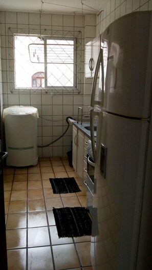 Cafeteira/chaleira, talheres/pratos/utensílios de cozinha