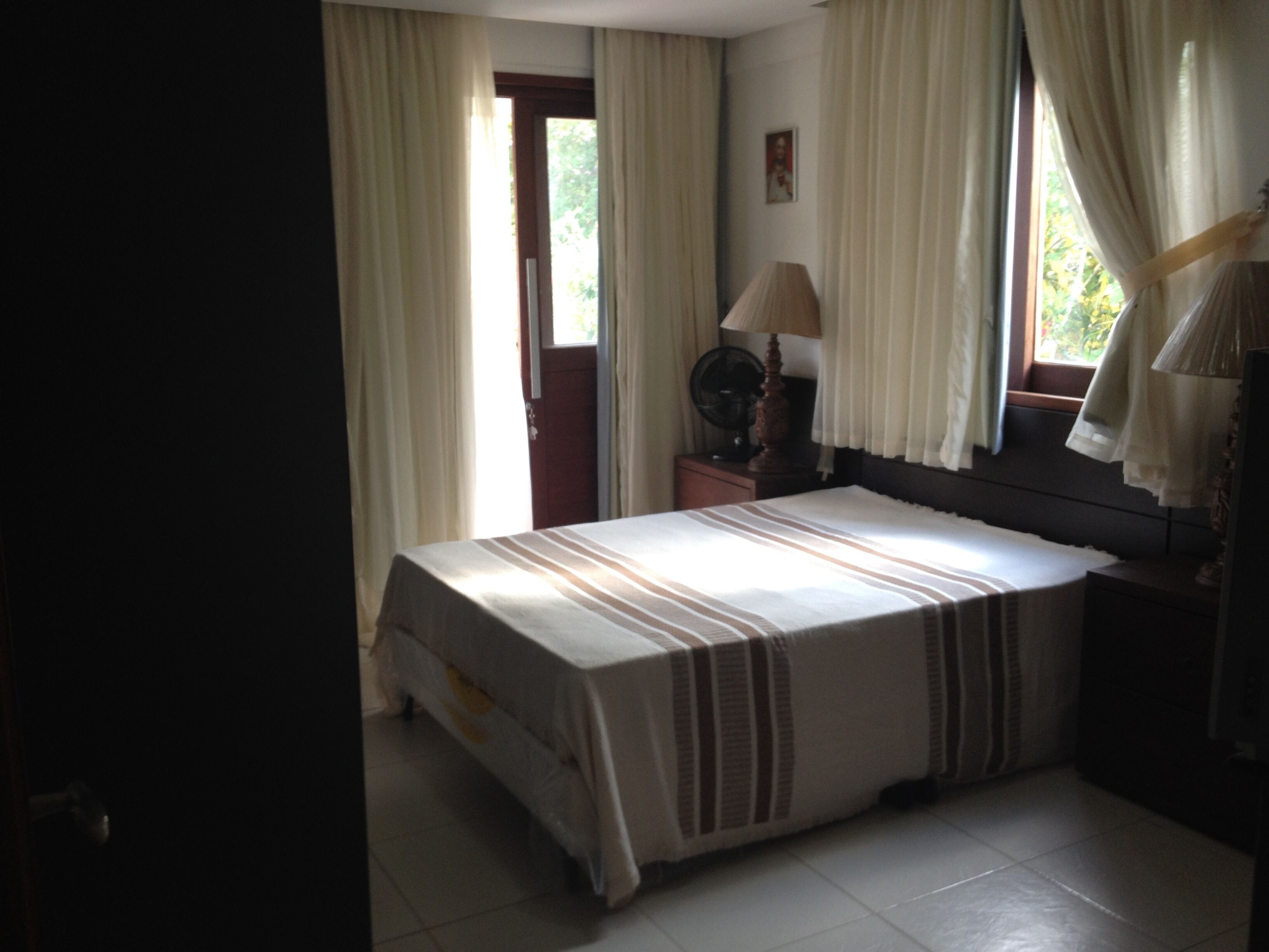 Home for the elderly, children and fishing on the large lake of Privê Mont Serrat, on the BR232