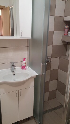 Douche, sèche-cheveux, serviettes fournies, savon