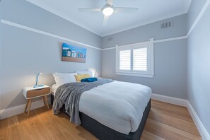 2 bedrooms, desk, iron/ironing board, travel cot - Charming, spacious boutique apartment 200 metres from Bondi Beach (Bondi Beach)