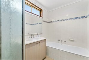 Ensemble baignoire-douche, séchoir à cheveux, serviettes fournies, savon