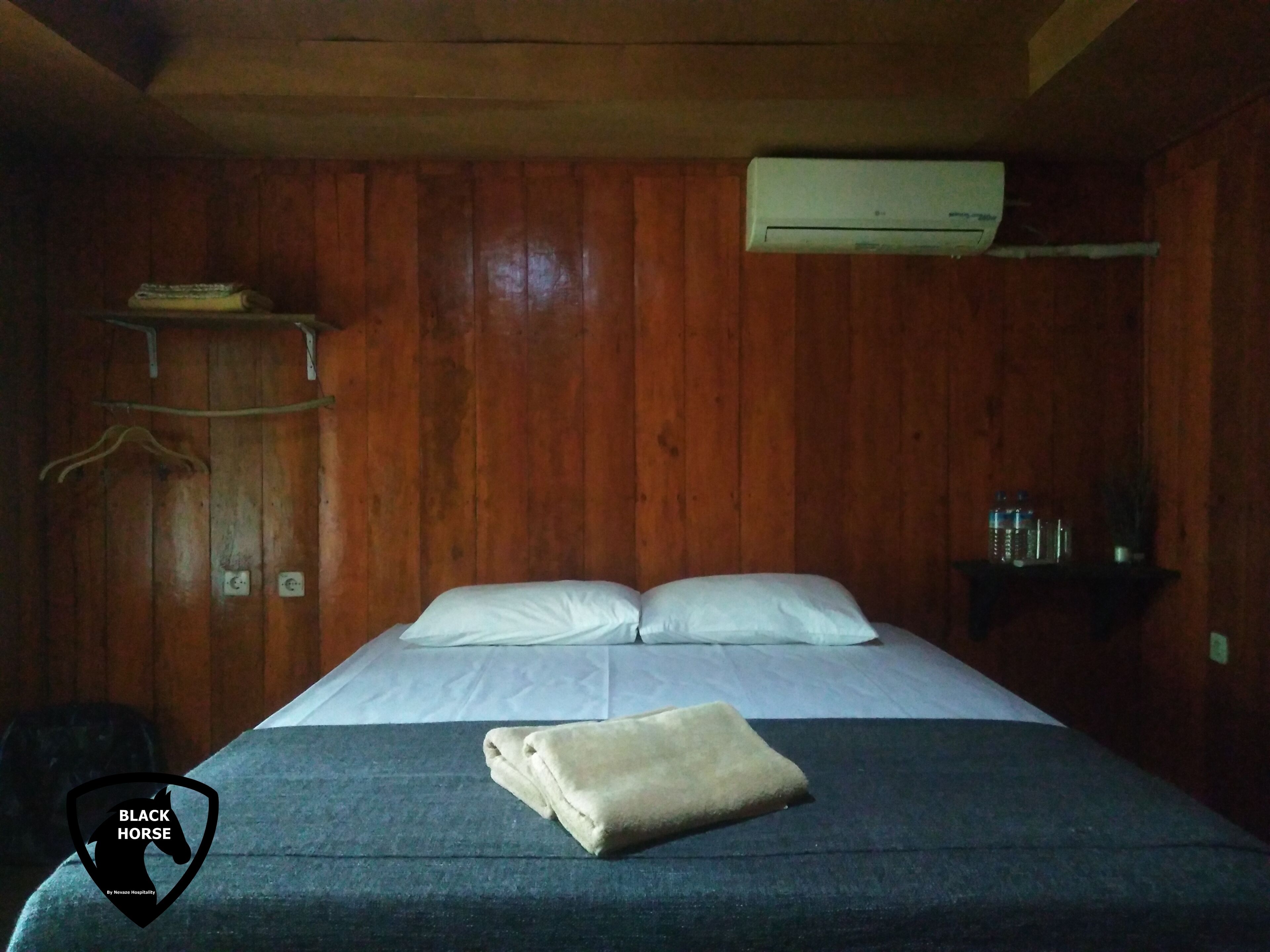 Black Horse / 1BR/ AC/WIFI/woodenbungalow/GiliMeno