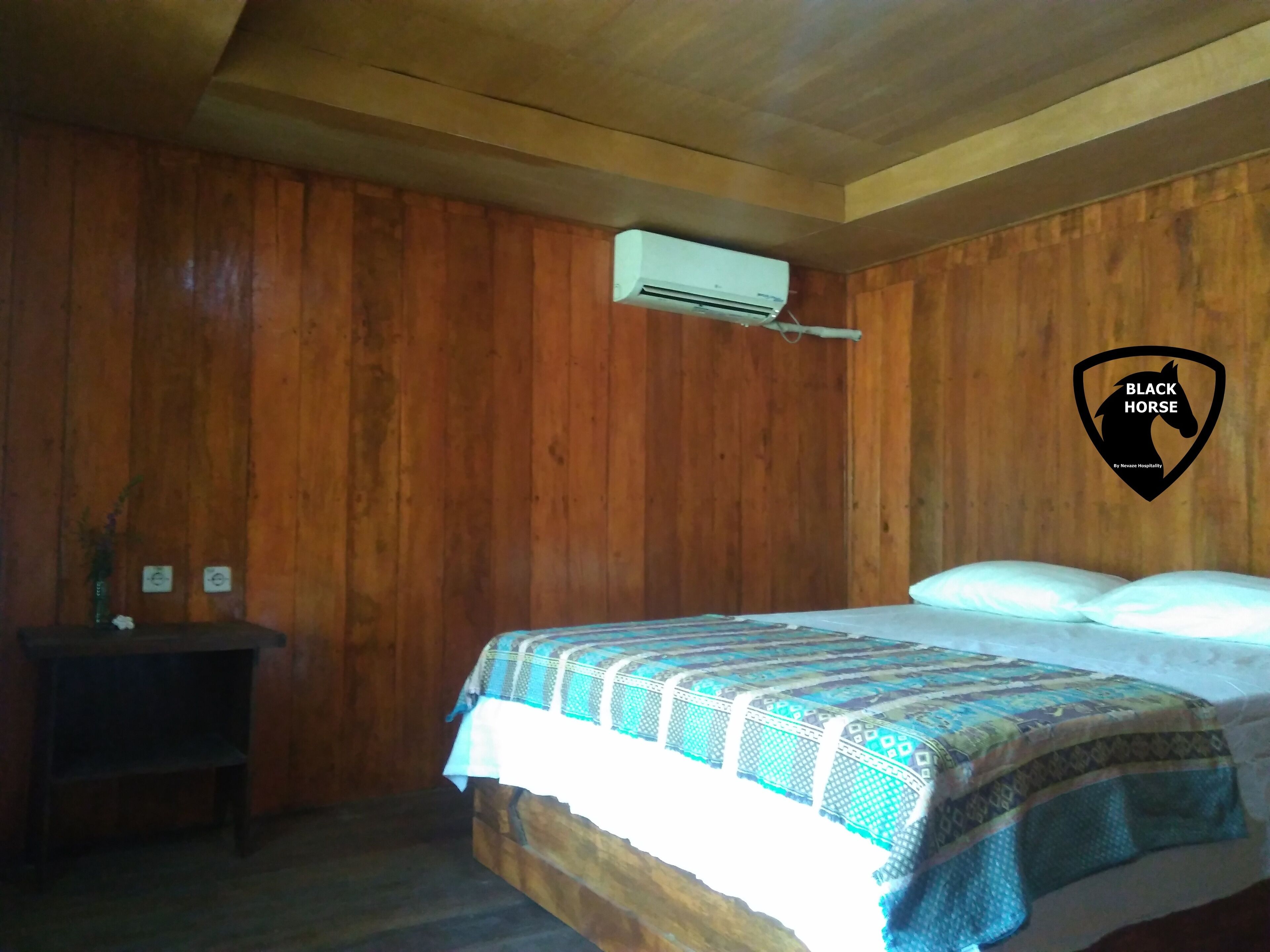 Black Horse / 1BR/ AC/WIFI/woodenbungalow/GiliMeno