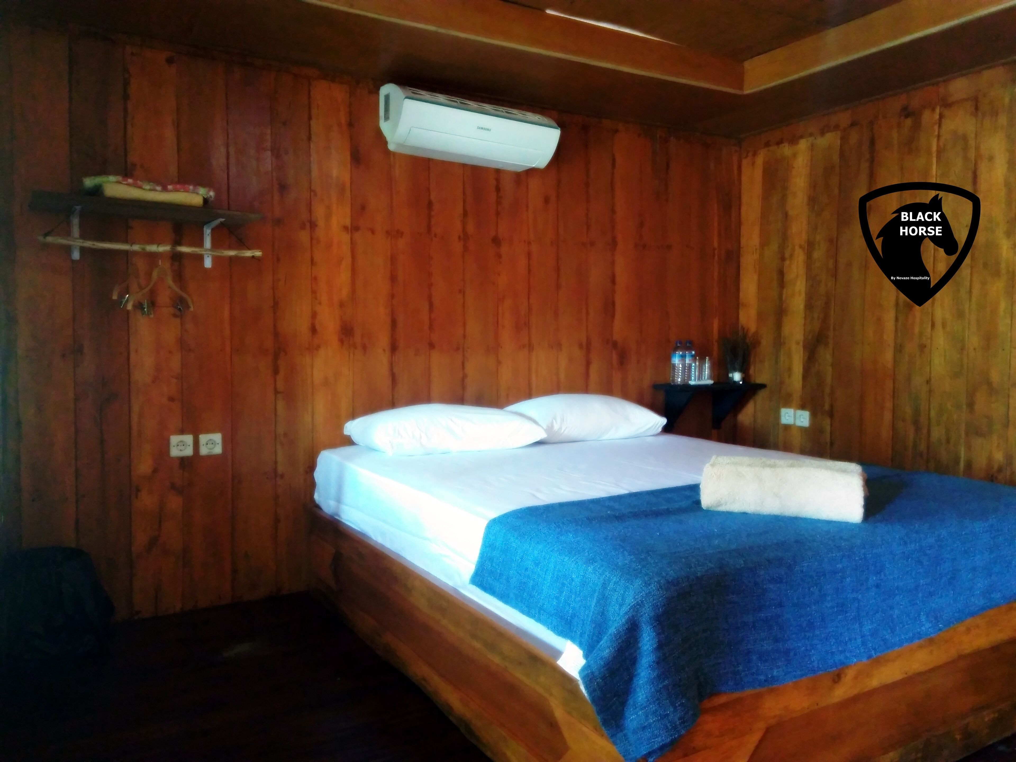 Black Horse / 1BR/ AC/WIFI/woodenbungalow/GiliMeno