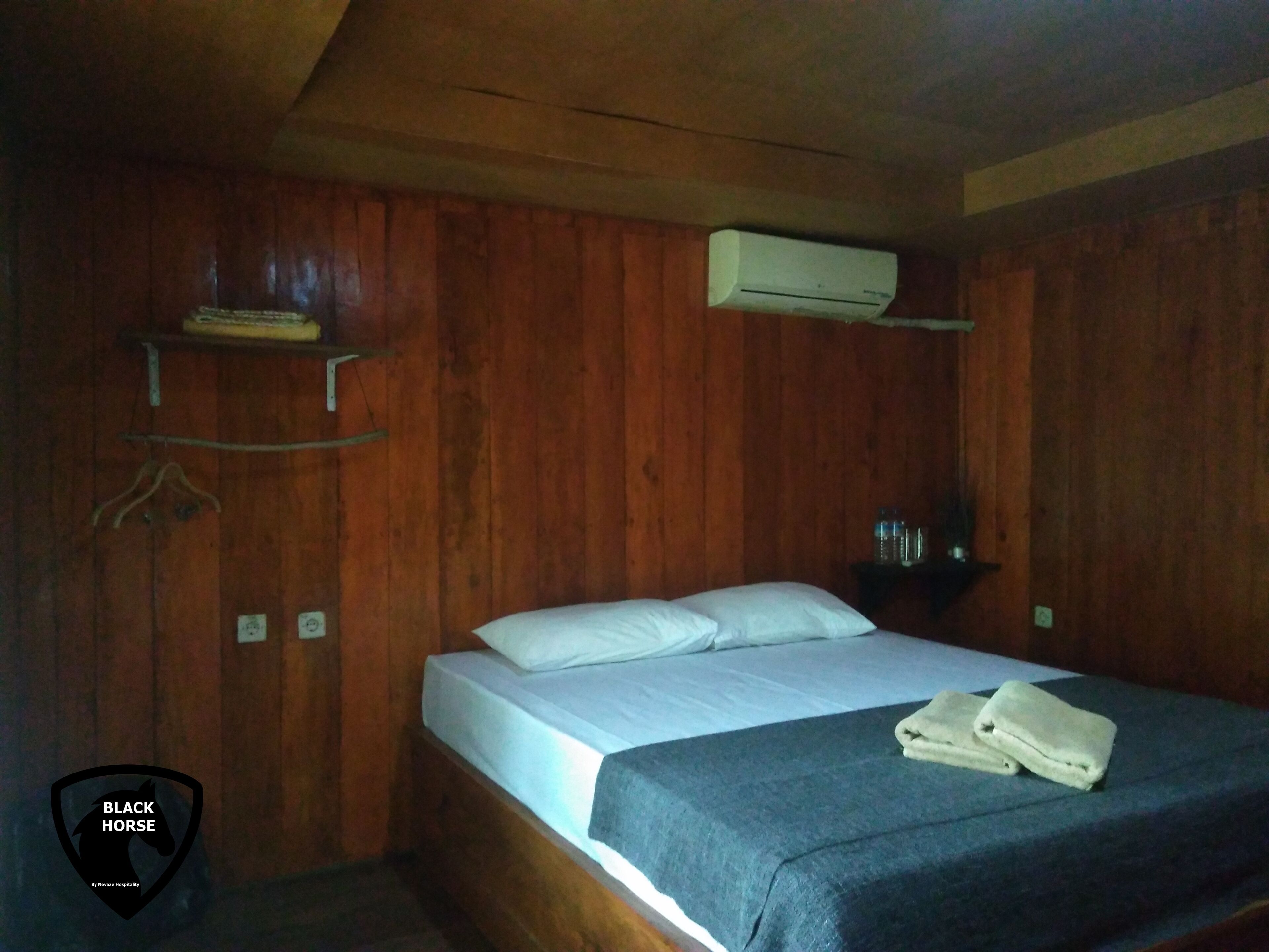Black Horse / 1BR/ AC/WIFI/woodenbungalow/GiliMeno