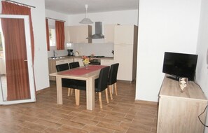 Fridge, microwave, oven, coffee/tea maker