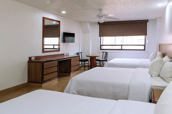 Triple Room (3 camas Queen) | Desk, laptop workspace, soundproofing, free WiFi