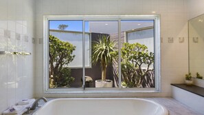 Combined shower/bathtub - Beachside Position Avoca Beach - Soundwaves 3 (Avoca Beach)