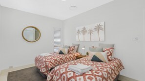 3 bedrooms, iron/ironing board, Internet, bed sheets - Beachside Position Avoca Beach - Soundwaves 3 (Avoca Beach)