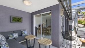 Outdoor dining - Beachside Position Avoca Beach - Soundwaves 3 (Avoca Beach)