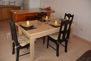 Dining - Bahamas, Tarpum Bay Eleuthera,Home of Glass Windows Bridge and Ocean Hole (Tarpum Bay)