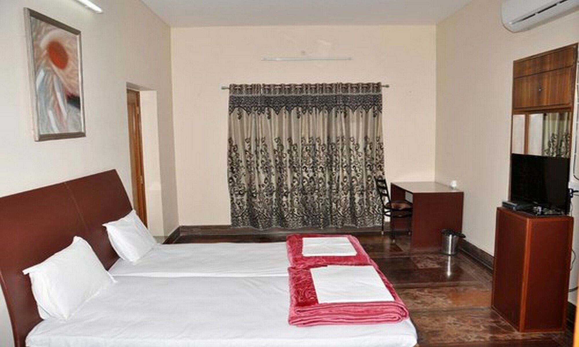 Spacious room in a pleasant area