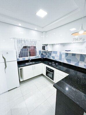 Fridge, oven, stovetop, electric kettle