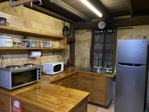 Frigorífico, microondas, placa de cocina y hervidor eléctrico